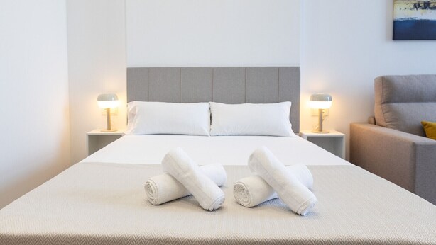 Room - Les arts Turia 1 by Concept Flats (Valencia)