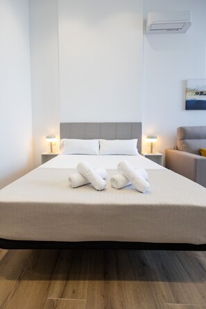 Tabla de planchar con plancha, wifi gratis, ropa de cama