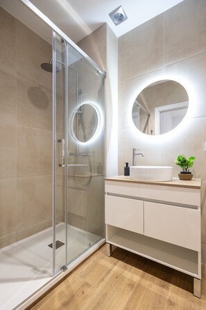 Shower, hair dryer, towels