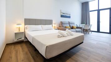 Tabla de planchar con plancha, wifi gratis, ropa de cama