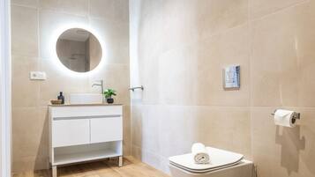 Ducha, secador de pelo y toallas