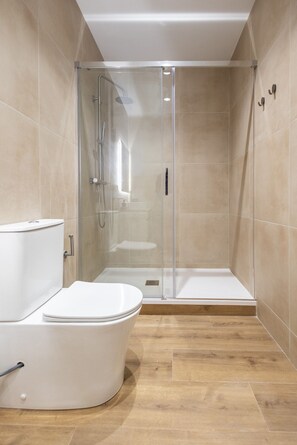 Shower, hair dryer, towels - Les Arts Turia 2 by Concept Flats (Valencia)