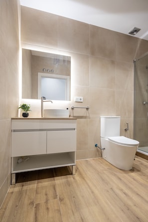 Een douche, een haardroger, handdoeken