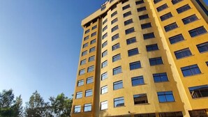Un hotel moderno con piscina y zona de estar al aire libre.