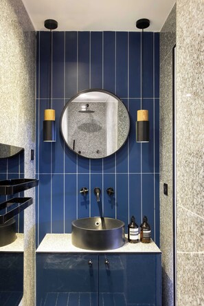 Apartment | Bathroom | Hair dryer, towels, shampoo - Refurbished Apartment - 2br/6p - Chatelet (Paris)