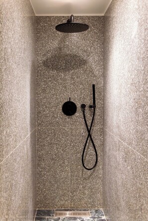 Apartment | Bathroom | Hair dryer, towels, shampoo