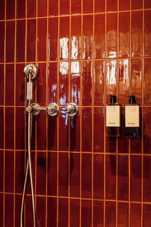 Apartment | Bathroom | Hair dryer, towels, shampoo