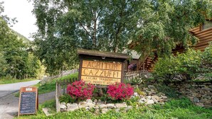 A rustic wooden sign with 'AGRITUR Cazzuffi' and 'CUCINA TRADIZIONALE' indicating a traditional cuisine restaurant. - 'Genziana' Room with Mountain View, Private Terrace and Wi-Fi (Cogolo di Peio)