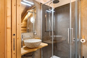 Shower, hair dryer, towels - 'Primula' Room with Mountain View, Shared Garden and Wi-Fi (Cogolo di Peio)
