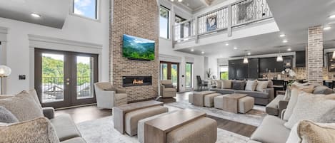 Smart-TV, Kamin, Videospiele, Arbeitsbereiche