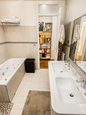 Shower, jetted bath, hair dryer, towels