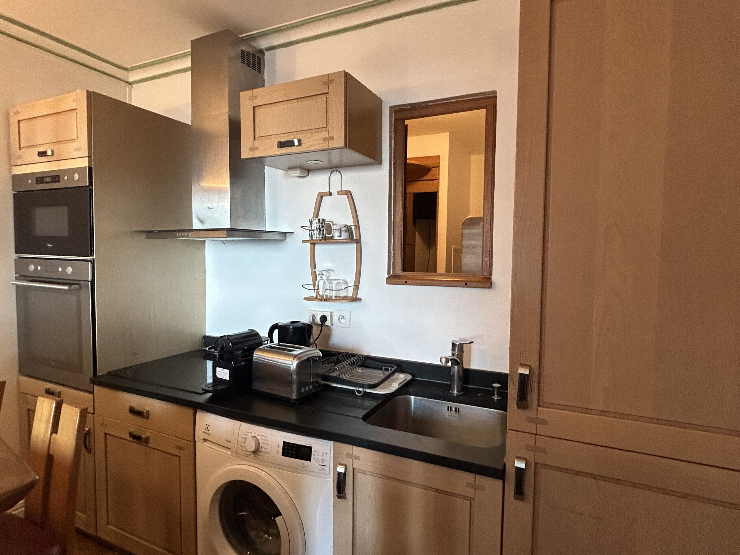 Réfrigérateur, micro-ondes, four, cafetière/bouilloire