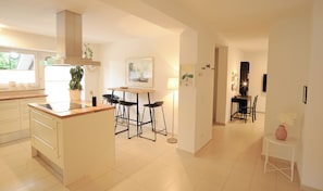 Fridge, microwave, oven, stovetop - Modern 160sqm - fully equipped - near Salzburg - mountains lakes and culture 🏔️ (Freilassing)
