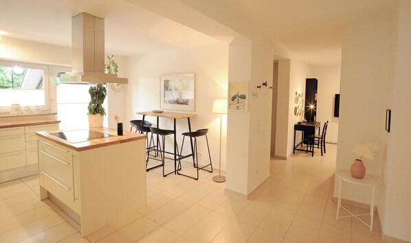 Fridge, microwave, oven, stovetop - Modern 160sqm - fully equipped - near Salzburg - mountains lakes and culture 🏔️ (Freilassing)