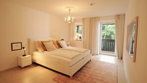 2 bedrooms, desk, iron/ironing board, free WiFi - Modern 160sqm - fully equipped - near Salzburg - mountains lakes and culture 🏔️ (Freilassing)