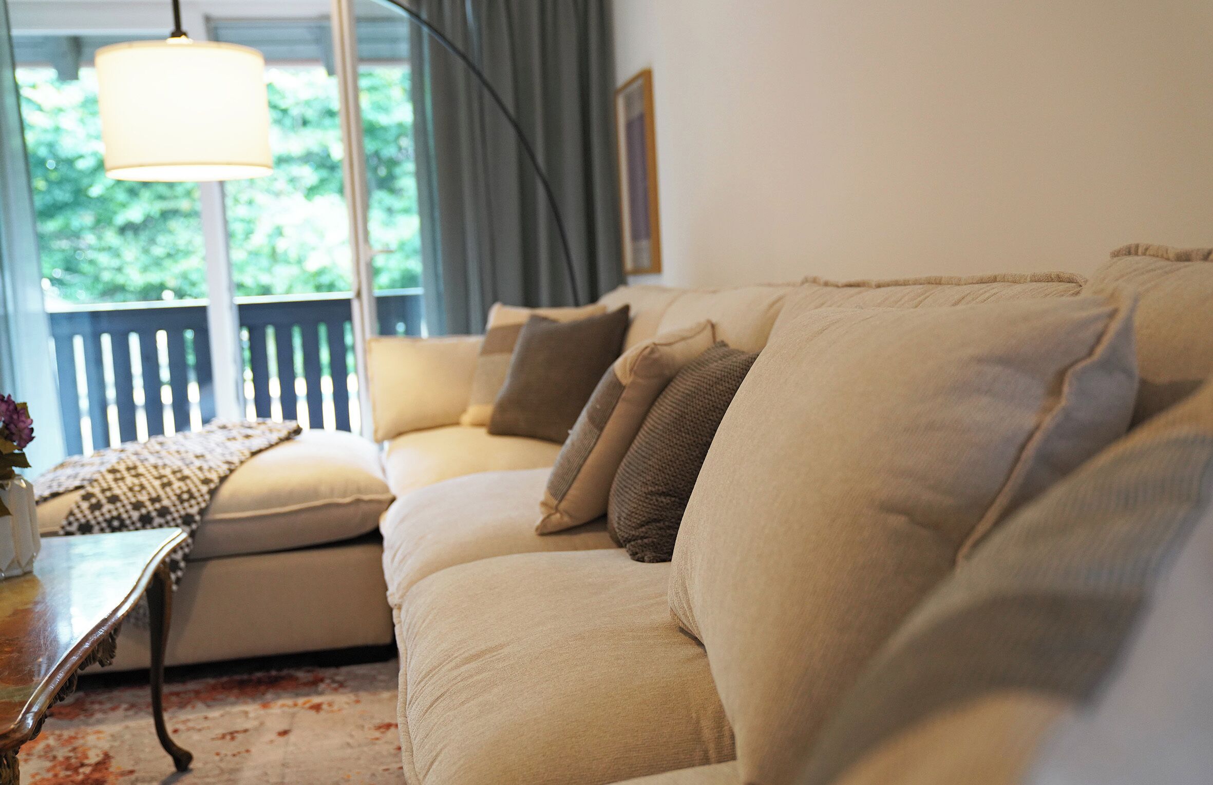 Smart TV, books, stereo