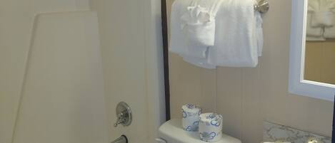 Un baño con bañera, inodoro y lavamanos.