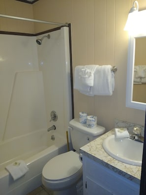 Maison Signature, 3 chambres, patio, cÎté montagne | Salle de bain | Ensemble douche/baignoire, articles de toilette gratuits