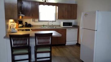 Signature House, 3 Bedrooms, Patio, Mountainside | Private kitchen | Fridge, microwave, oven, stovetop