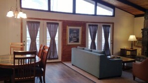 Rumah Khas, 3 kamar tidur, patio, tepi gunung | Makan di kamar