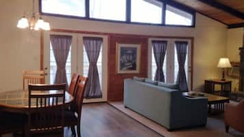 Signature House, 3 Bedrooms, Patio, Mountainside | In-room dining