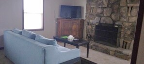 Signature huis, 3 slaapkamers, terras, uitzicht op gebergte | Woonkamer | Een 32-inch smart-tv met kabelzenders, een open haard en boeken