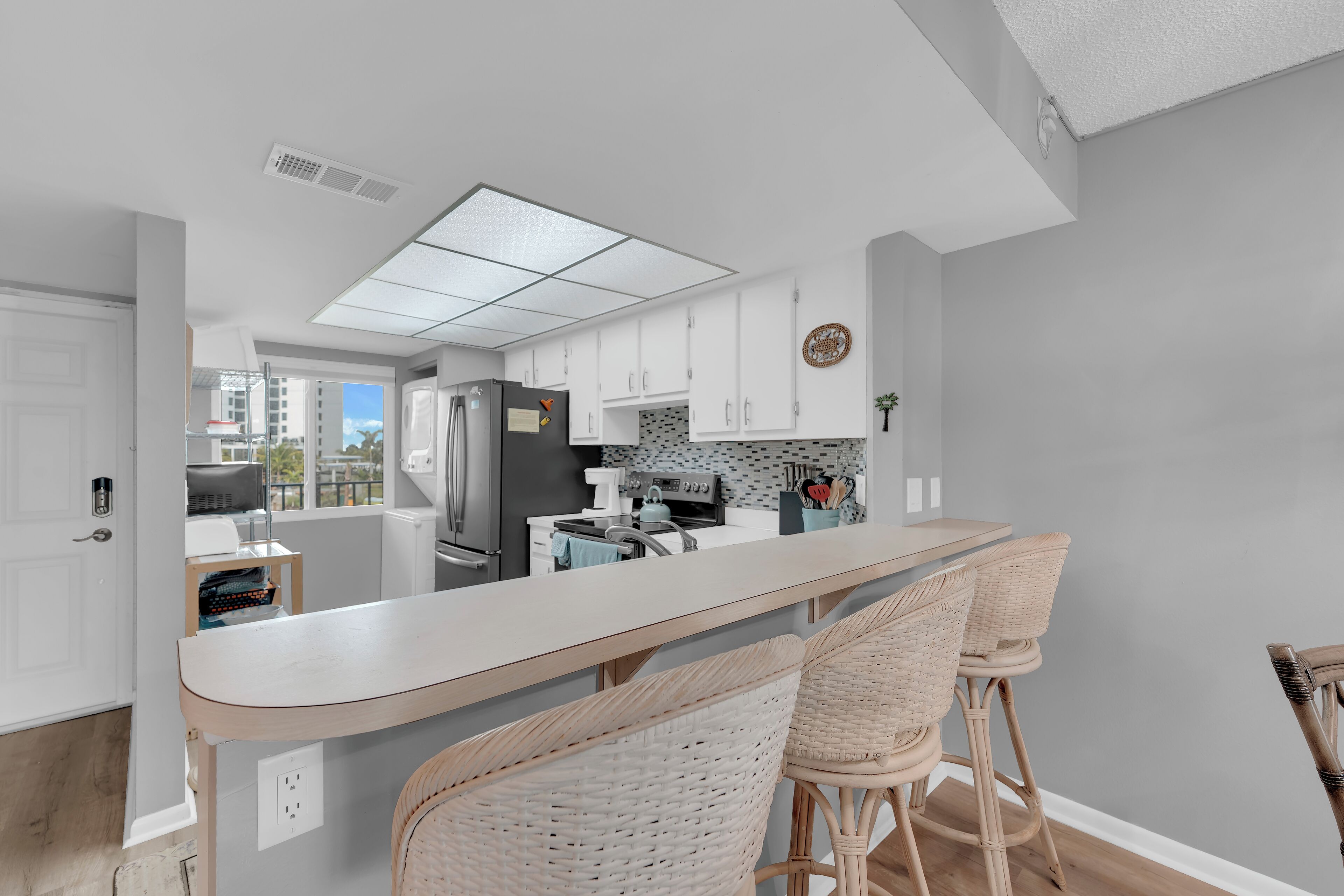 Frigorífico, microondas, horno y placa de cocina