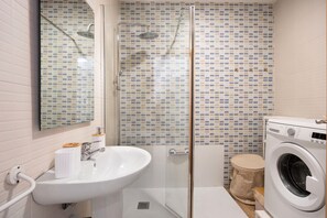 Shower, hair dryer, towels