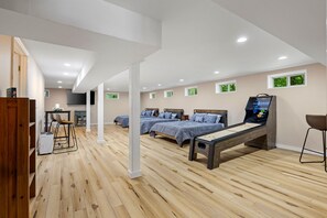 4 habitaciones, tabla de planchar con plancha, internet y ropa de cama 