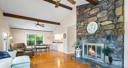 Spacious Hiawassee home on stunning Lake Chatuge - 2 miles from GA Mountain Fair