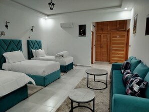 4 bedrooms, iron/ironing board, WiFi, bed sheets