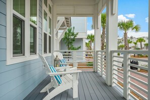 Terrace/patio - Fall in Prominence 30A | Golf Cart, Bikes, Heated Pool (Inlet Beach)