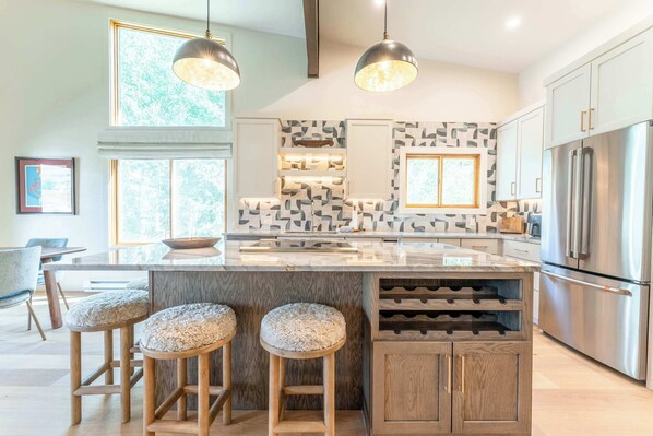 Fridge, microwave, oven, stovetop - Oak at Outrun, brand new remodel, fireplace! (Mt. Crested Butte)