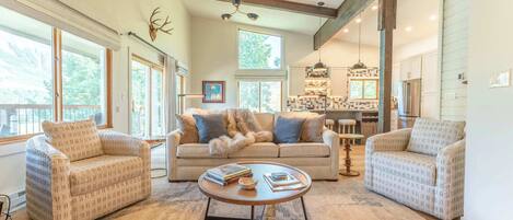 تلفزيون، مدفأة، مكتب