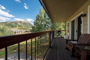 Terrace/patio - Oak at Outrun, brand new remodel, fireplace! (Mt. Crested Butte)