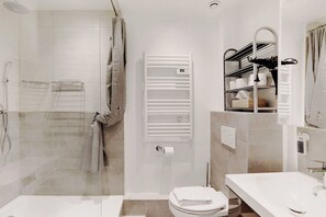 Apartamento | Baño | Secador de pelo, toallas y champú