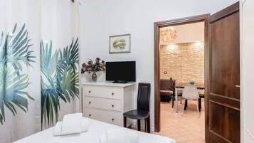 1 habitación, tabla de planchar con plancha, wifi gratis y ropa de cama