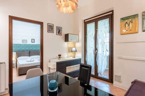 1 habitación, tabla de planchar con plancha, wifi gratis y ropa de cama