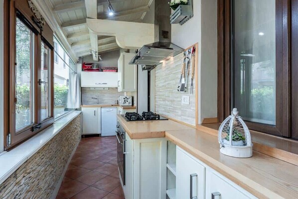 Fridge, microwave, oven, stovetop