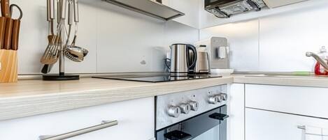 Refrigerador, microondas, horno, placa de cocina