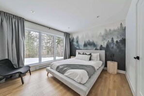 4 bedrooms, travel cot, WiFi, bed sheets