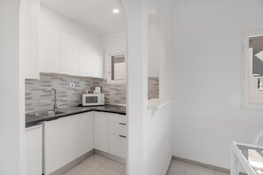 Kühlschrank, Mikrowelle, Herdplatte, Wasserkocher mit Kaffee-/Teezubehör