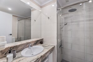 Dusche, Haartrockner, Handtücher