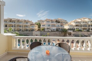 Outdoor dining - Vacation 'Michelangelo Resort 126' with Shared Pool, Shared Garden and Air Conditioning (San Miguel de Abona)