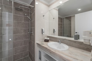 Shower, hair dryer, towels - Vacation 'Michelangelo Resort 215' with Shared Pool, Shared Garden and Air Conditioning (San Miguel de Abona)