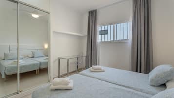 1 slaapkamer, een strijkplank/strijkijzer, beddengoed