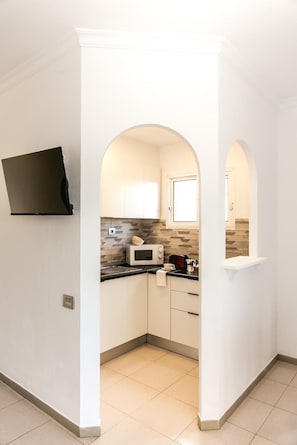 Fridge, microwave, stovetop, coffee/tea maker