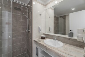 Dusche, Haartrockner, Handtücher