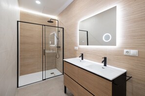 Dusch, hårtork och handdukar