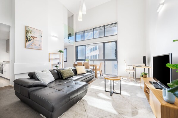 Téléviseur connecté, livres, chaîne audio, écran d’ordinateur